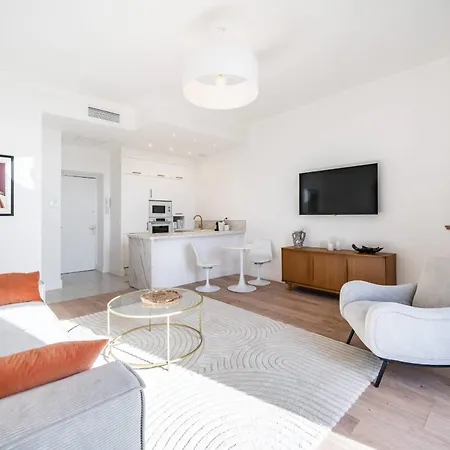 Sublime Fully Renovated One Bedroom With Sea View *