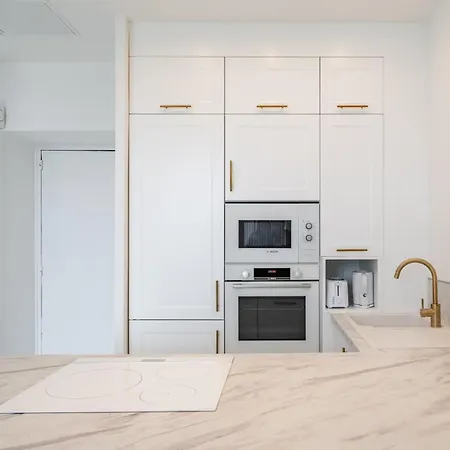 Sublime Fully Renovated One Bedroom With Sea View