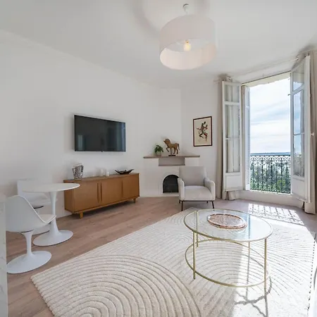 Sublime Fully Renovated One Bedroom With Sea View Apartment *