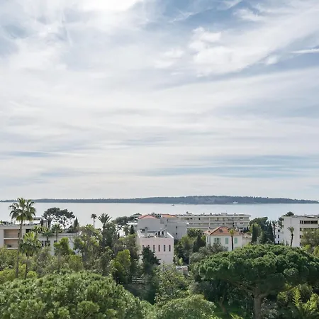 Sublime Fully Renovated One Bedroom With Sea View
