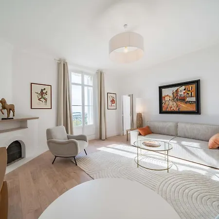 Sublime Fully Renovated One Bedroom With Sea View *