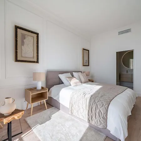 Sublime Fully Renovated One Bedroom With Sea View Apartment *